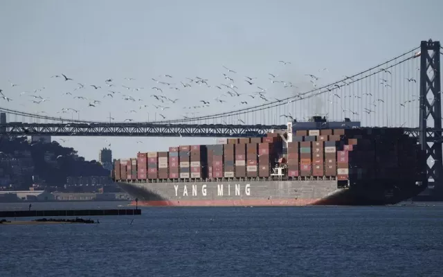 Un buque portacontenedores deja el puerto de Oakland.