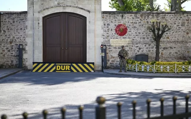 Policías turcos vigilan el exterior de la Oficina Presidencial en Estambul, Turquía.