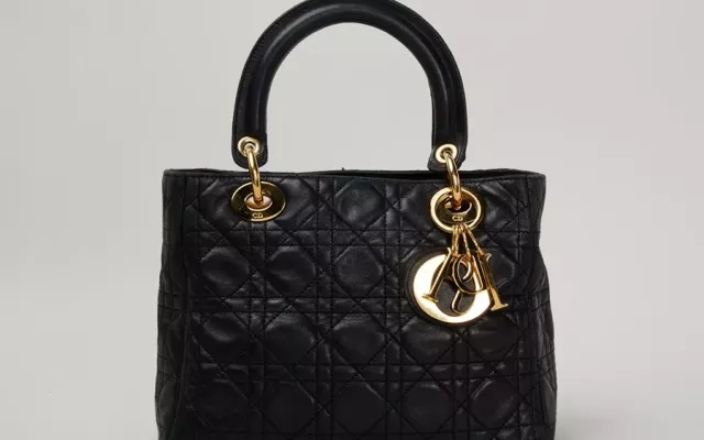 Bolso de piel de la marca Dior que forma parte del armario de la princesa Diana de Gales.