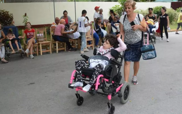 Gobierno cubano reconoce como empleo el servicio de cuidados de hijos en situación de discapacidad severa
