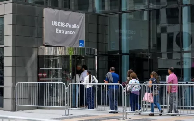 Personas hacen cola en el edificio de Inmigración y Control de Aduanas de Estados Unidos (USCIS), el 8 de mayo de 2025, en Nueva York.   