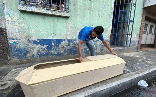 Nuevo emprendimiento comercializa ataúdes en La Habana.