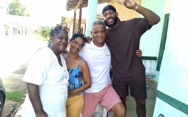 El monarca de Tokio, Andy Cruz, de visita en su natal poblado de Matanzas.