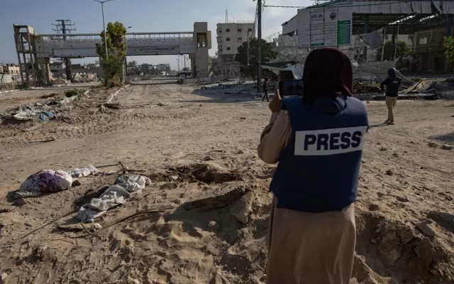 Periodista haciendo su trabajo en Gaza.