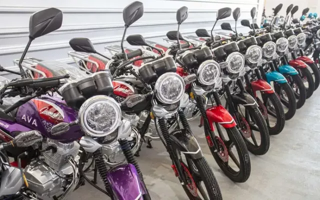 La producción de motocicletas de combustión y triciclos eléctricos avanza en Cuba.