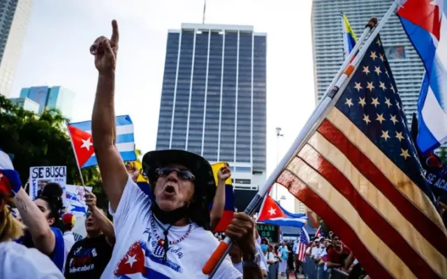 Se recomienda que tras los recientes acontecimientos, los cubanos asilados políticos en Estados Unidos viajen una vez obtengan su residencia permanente.