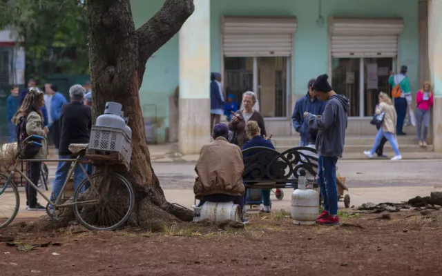 La escasez de gas licuado ha generado malestar en barrios donde este recurso representa la única alternativa para cocinar.