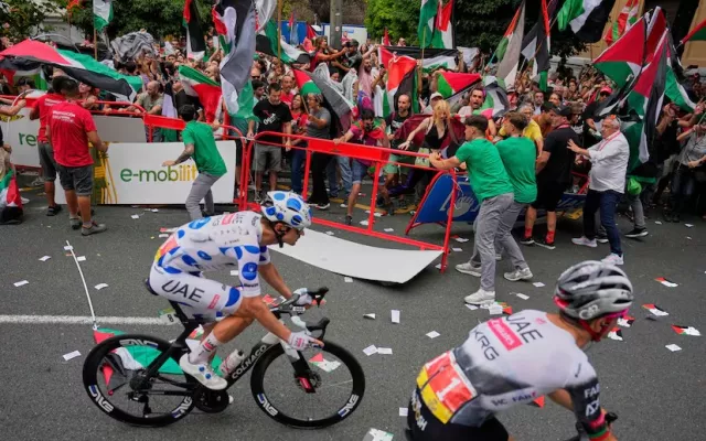 Una gran protesta por Palestina paraliza la Vuelta a España de ciclismo, a tres kilómetros de la meta en Bilbao