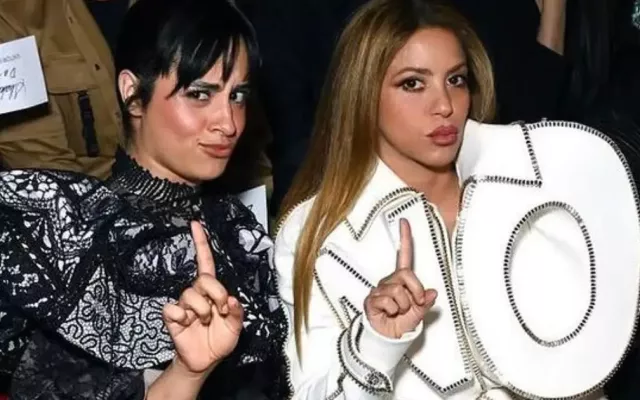 Las populares cantantes Shakira (colombiana) y Camila Cabello (Cuba).