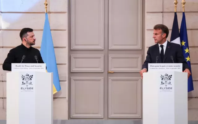 Los presidentes Volodímir Zelenski (Ucrania) y Enmanuel Macron (Francia) en conferencia de prensa tras la Cumbre de la Coalición de Voluntarios.