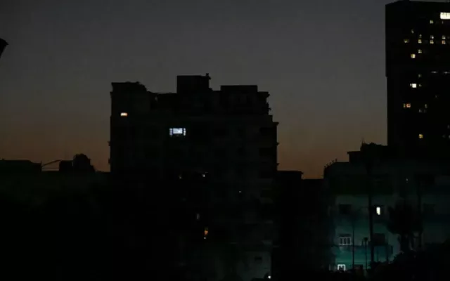 Una avería en la subestación Naranjito este domingo dejó sin luz a miles de habaneros justo al caer la noche.