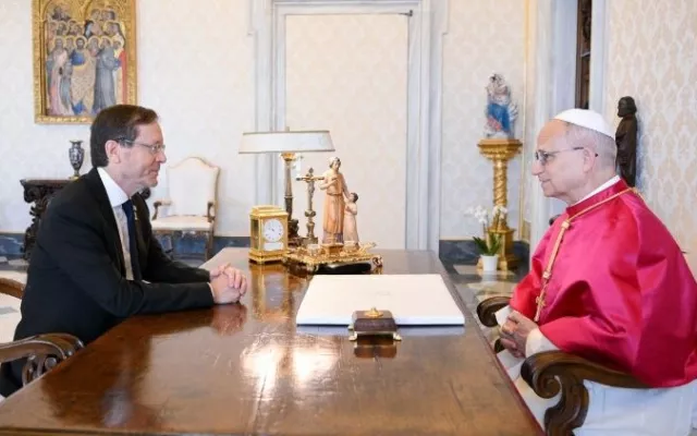 Leon XIV se reúne en el Vaticano con el presidente de Israel y le urge a un alto el fuego en Gaza y la entrada de ayuda humanitaria