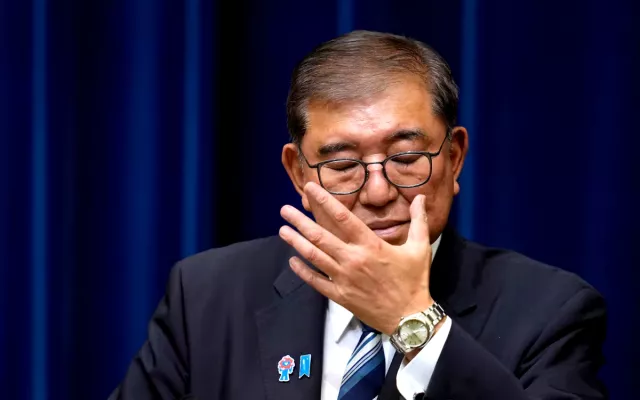 El primer ministro japonés anuncia su dimisión, tras un año en el cargo