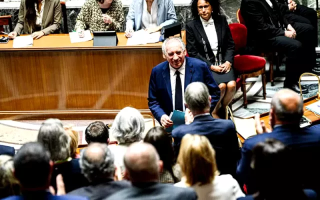 Un suicido político: Primer ministro francés, obligado a dimitir tras perder una moción de confianza que él mismo promovió