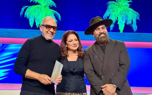 El músico y productor Emilio Estefan y su esposa Gloria Estefan (al centro).