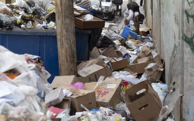 El cierre de la calle Cristina con basura resume la desesperación de una ciudad agotada y poco optimista ante el accionar estatal.
