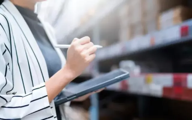 Plataformas como ERP, integrados con IA, permiten monitorear en tiempo real el flujo de productos, ajustando órdenes de manera automática según tendencias de consumo.