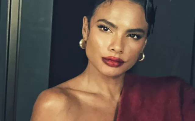 Yany Prado interpreta a la enfermera Amelia en la serie “Y llegaron de noche” (2025).