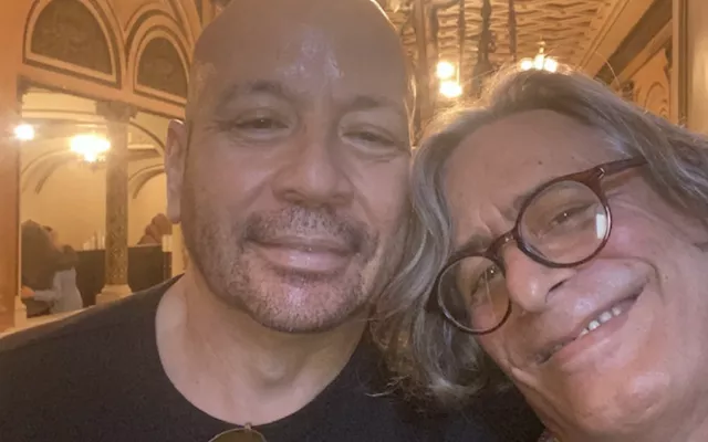 El periodista Julio Acanda y el actor Roberto Govin tras encontrarse en Hollywood.