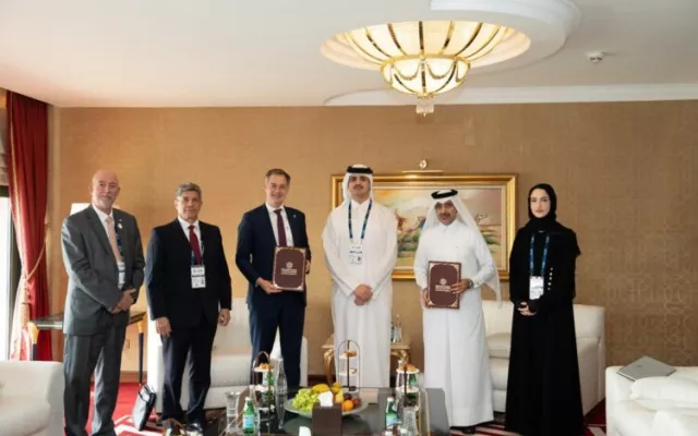 La ceremonia de firma tuvo lugar en el marco del Foro de Doha 2025.