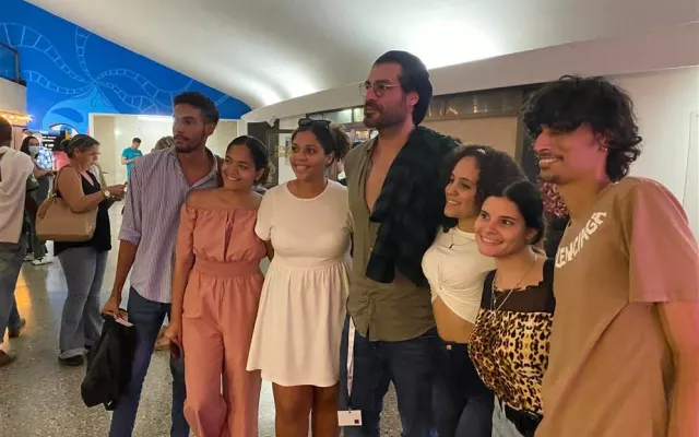 El actor brasileño Thiago Ribeiro Lacerda en foto con admiradores cubanos.