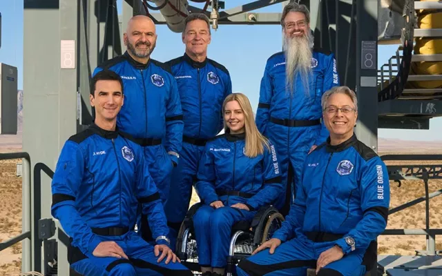 Michaela ‘Michi’ Benthaus, ingeniera aeroespacial y de mecatrónica en la Agencia Espacial Europea, se convirtió en la primera pasajera con movilidad reducida en superar la línea de Kármán, ubicada a aproximadamente 100 kilómetros sobre la Tierra.