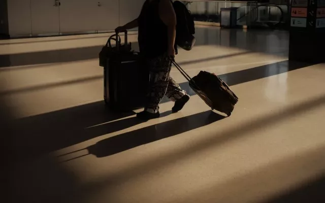 La normativa, anunciada el pasado octubre, permite al DHS recolectar desde el viernes datos biométricos como las huellas dactilares y aspectos faciales de los extranjeros en los aeropuertos, puntos terrestres y puertos marítimos cuando abandonen Estados Unidos.