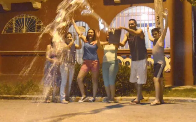 Tradición típica de los cubanos de arrojar un jarro de agua a la calle al iniciar el nuevo año.