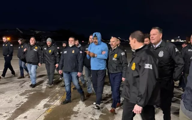 El presidente venezolano Nicolás Maduro siendo trasladado por agentes de la DEA durante su llegada a Estados Unidos.