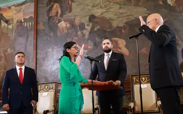La vicepresidenta ejecutiva de Venezuela, Delcy Rodríguez, asumiendo el cargo de presidenta encargada tras captura de Nicolás Maduro.
