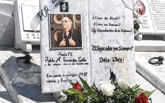 Tumba del fallecido cantante cubano Paulito FG en el Panteón del Ministerio de Cultura, en la Necrópolis de Colón.