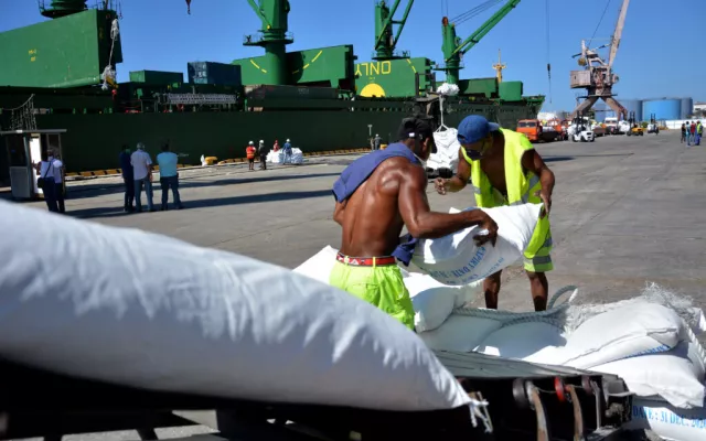Cifras oficiales apuntan que Cuba destina alrededor de dos mil millones de dólares anuales a la importación de alimentos para la canasta básica.