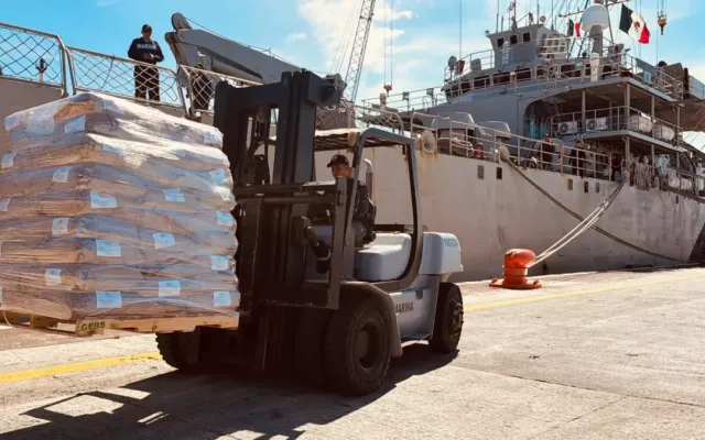 Imagen que documenta la operación de carga de uno de los buques con ayuda humanitaria hacia Cuba, en el puerto de Veracruz. El Papaloapan y el Isla Holbox transportan más de 800 toneladas de alimentos y artículos de primera necesidad. Foto: Gobierno de México.