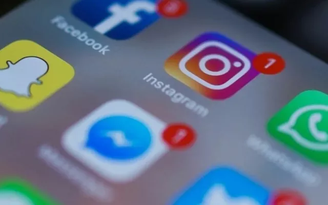 Logotipos de diversas redes sociales en un teléfono móvil. Foto Afp/ Archivo