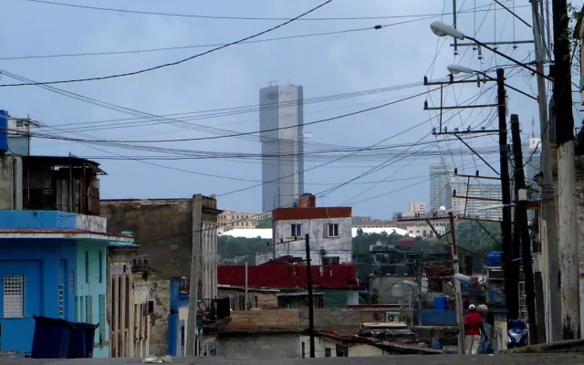 Una desmedida construcción hotelera en detrimento de la construcción y arreglo de viviendas se impuso en Cuba durante años. Foto: AMD.
