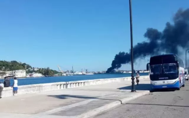  Fotografía tomada a través de rastreo de redes de un incendio en las instalaciones de la refinería Ñico López este viernes, en La Habana. (RASTREO DE REDES/EFE)