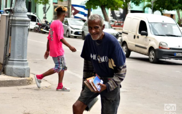 Un hombre en situación de vulnerabilidad vende libros en La Habana. Foto: Otmaro Rodríguez.