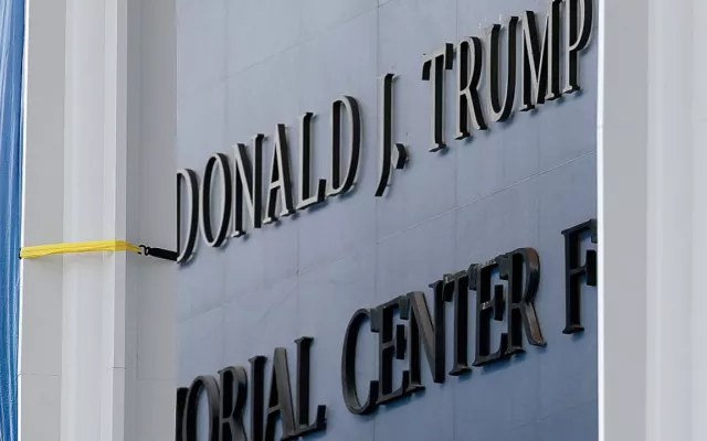Trump impulsa cambio de nombre de aeropuerto en Florida y críticos señalan posibles beneficios económicos para su familia