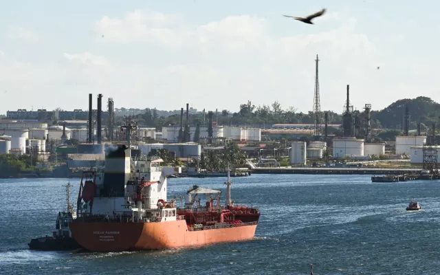 La amenaza de aranceles a países que suministren combustible a Cuba quedó en entredicho tras el fallo de la Corte Suprema que limita la autoridad presidencial para imponer medidas unilaterales sin aval del Congreso.