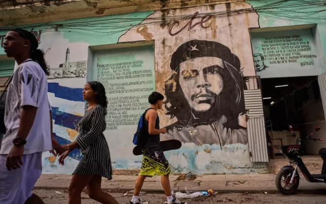 La gente pasa frente a un mural del Che Guevara en La Habana, el martes 17 de febrero de 2026. (Foto AP/Ramón Espinosa)