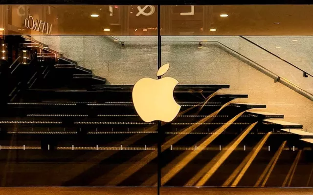 Logo de Apple en un cristal. Foto: Unsplash