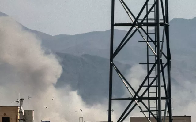 Columnas de humo se elevan tras una explosión registrada el sábado en Teherán. Foto: Agence France-Presse — Getty Images