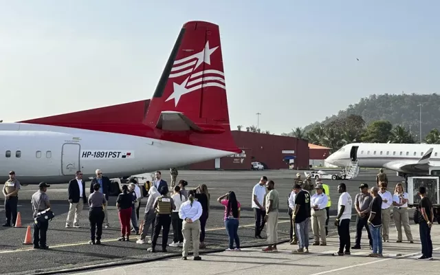Foto de archivo de inmigrantes colombianos siendo deportados desde Panamá.