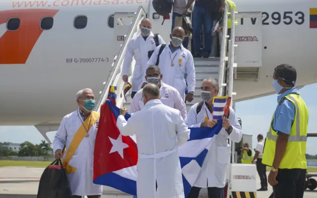 El historial de cooperación médica entre Cuba y Guatemala comenzó en 1998, tras el huracán Mitch, con 19 médicos. 