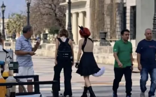 Dos jóvenes disfrazados caminando por el Paseo del Prado, en La Habana Vieja.