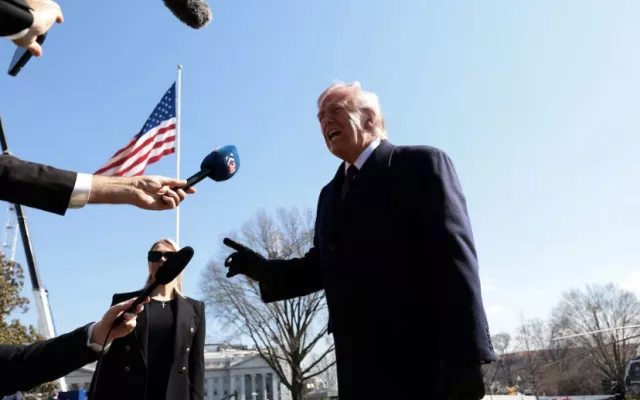 El presidente estadounidense Donald Trump ofreciendo declaraciones al salir de la Casa Blanca.
