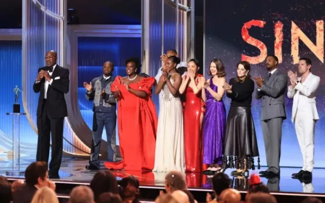 De izquierda a derecha: Delroy Lindo, Miles Caton, Wunmi Mosaku, Jayme Lawson, Omar Benson Miller, Li Jun Li, Lola Kirke, Francine Maisler, Michael B. Jordan y Jack O'Connell aceptan el premio a la mejor actuación de un elenco en una película por “Sinners” el domingo en Los Ángeles. Foto: Matt Winkelmeyer/Getty Images