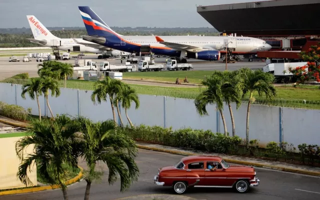 El avión de Aeroflot para el vuelo SU150 Moscú-La Habana se ve mientras un taxi sale de un estacionamiento en el Aeropuerto Internacional José Martí de La Habana, Cuba, 24 de junio de 2013/ Foto: REUTERS/Desmond Boylan