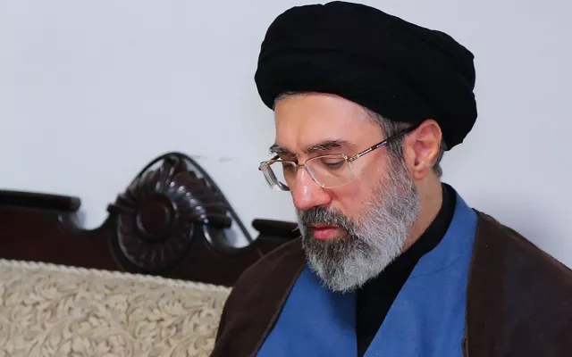 Esta fotografía, tomada en Teherán el 3 de octubre de 2024 y proporcionada por la oficina del líder supremo de Irán, muestra a Mojtaba Jamenei, uno de los hijos del líder supremo iraní asesinado, el ayatollah Ali Jamenei. Foto: AFP