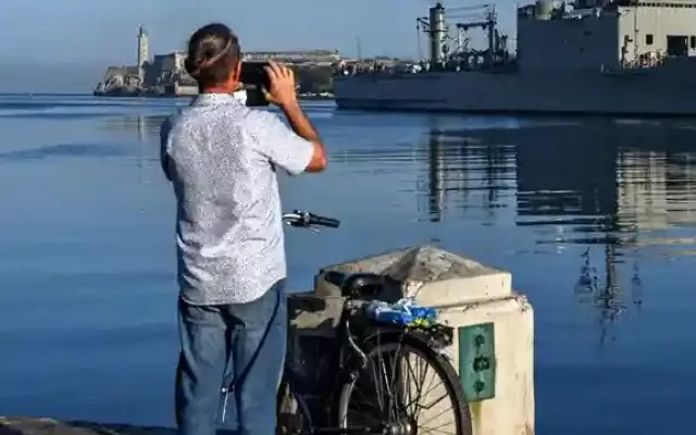 El buque de la Armada mexicana ARM Papaloapan atracó en la bahía de La Habana con un tercer cargamento de ayuda humanitaria. Foto: Yamil Lage/AFP